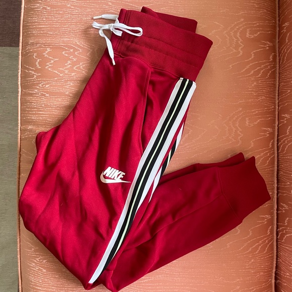 Nike Joggers - Picture 1 of 5